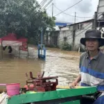 Pedagang Ikan Bekasi Terobos Banjir Demi Tetap Cuan, Sempat Kesulitan Kendalikan Gerobak