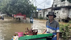 Pedagang Ikan Bekasi Terobos Banjir Demi Tetap Cuan, Sempat Kesulitan Kendalikan Gerobak