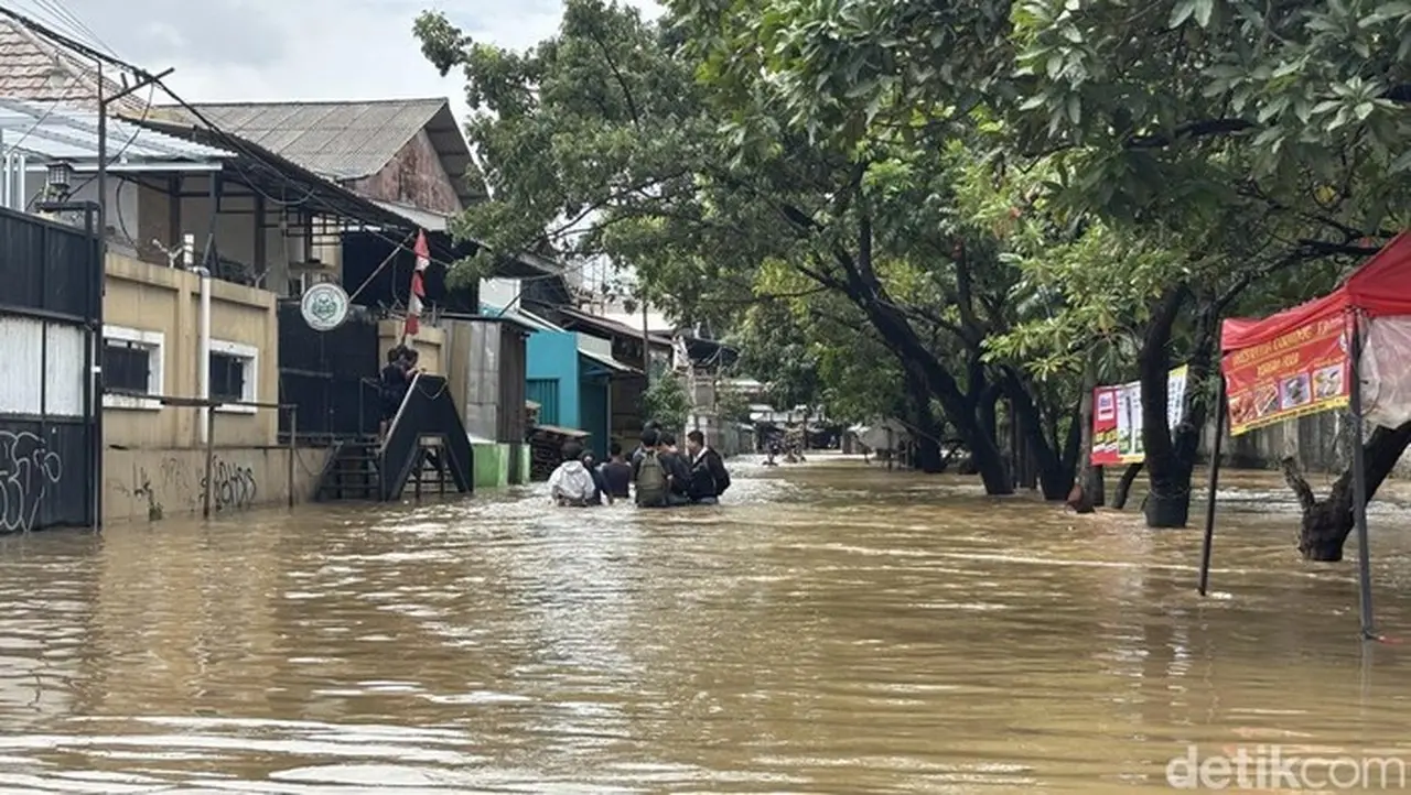 Sirine Peringatan Dini Banjir Bekasi Meraung, Tujuh Kecamatan Terendam Air hingga 1,5 Meter Sirine Peringatan Dini Banjir Bekasi Meraung, Tujuh Kecamatan Terendam Air hingga 1,5 Meter