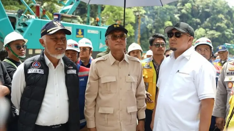 Menteri PU Setujui APBN untuk Bangun Kembali Jalan Bayang-Alahan Panjang Sumbar Menteri PU Setujui APBN untuk Bangun Kembali Jalan Bayang-Alahan Panjang Sumbar