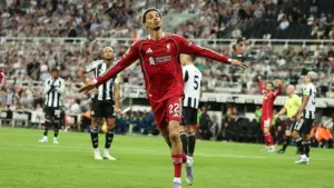 Hugo Ekitike Siap Bungkam Cemoohan Fans Newcastle di Anfield