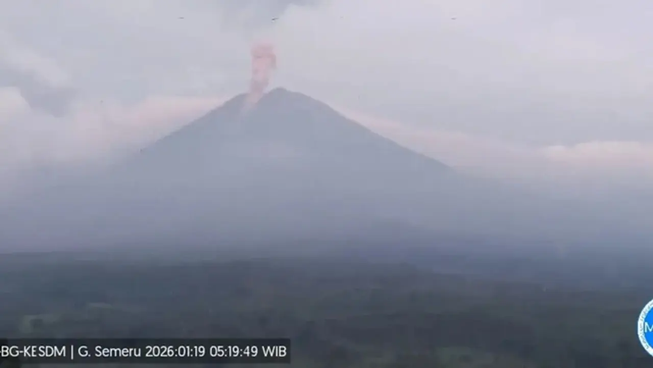Gunung Semeru Erupsi Tiga Kali Pagi Ini, Kolom Abu Capai 1 Km Gunung Semeru Erupsi Tiga Kali Pagi Ini, Kolom Abu Capai 1 Km