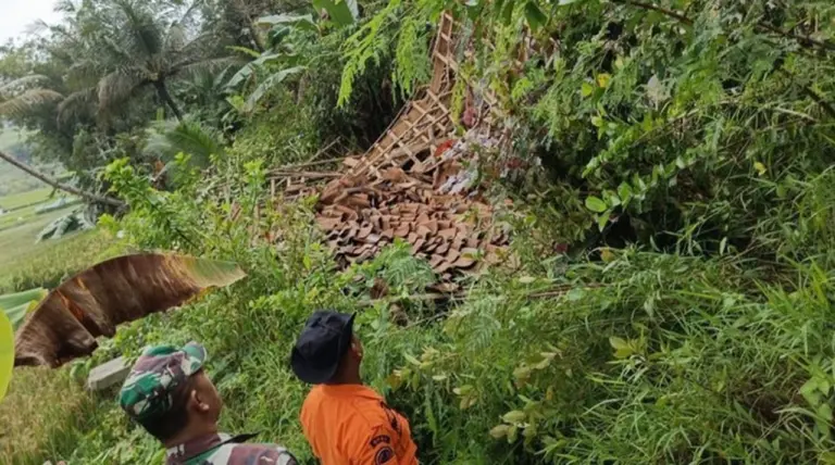 Tanah Bergerak di Sukamakmur Bogor: 15 Rumah Rusak, 51 Warga Mengungsi Akibat Hujan Deras