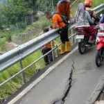 Jalan Khusus Motor di Batutulis Bogor Retak dan Amblas Akibat Hujan Deras