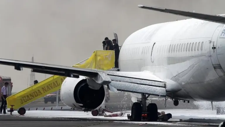 Pesawat Latih Puspenerbal Tergelincir di Bandara Juanda, Runway Sempat Ditutup Satu Jam Pesawat Latih Puspenerbal Tergelincir di Bandara Juanda, Runway Sempat Ditutup Satu Jam
