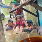 Banjir Kebon Pala 1,7 Meter, Brimob Polda Metro Jaya Evakuasi Lansia dan Anak-anak