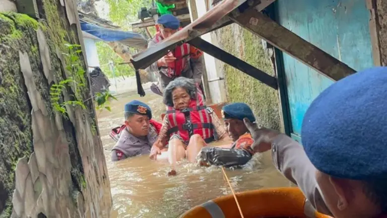 Banjir Kebon Pala 1,7 Meter, Brimob Polda Metro Jaya Evakuasi Lansia dan Anak-anak Banjir Kebon Pala 1,7 Meter, Brimob Polda Metro Jaya Evakuasi Lansia dan Anak-anak