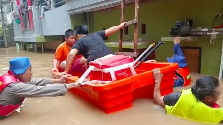 Banjir Kampung Melayu Belum Surut, Polairud Polda Metro Evakuasi Ratusan Warga Terdampak