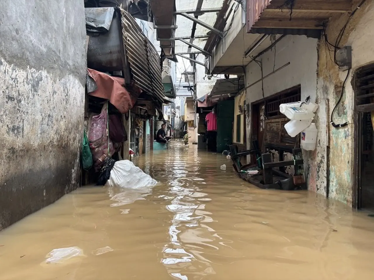 Sungai Ciliwung Meluap, Banjir Rendam Ribuan Warga Kampung Melayu Jakarta Timur Sungai Ciliwung Meluap, Banjir Rendam Ribuan Warga Kampung Melayu Jakarta Timur