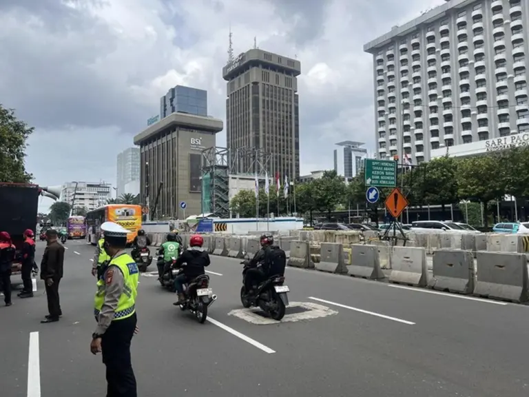 Demo Buruh di Depan Kantor PBB Jakarta Berakhir, Lalin MH Thamrin Normal Kembali Demo Buruh di Depan Kantor PBB Jakarta Berakhir, Lalin MH Thamrin Normal Kembali