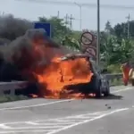 BMW X3 Terbakar Hebat di Tol Gresik, Kepulan Asap Disusul Ledakan