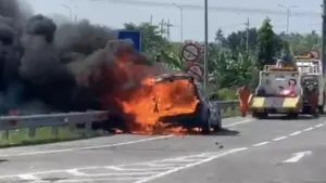 BMW X3 Terbakar Hebat di Tol Gresik, Kepulan Asap Disusul Ledakan