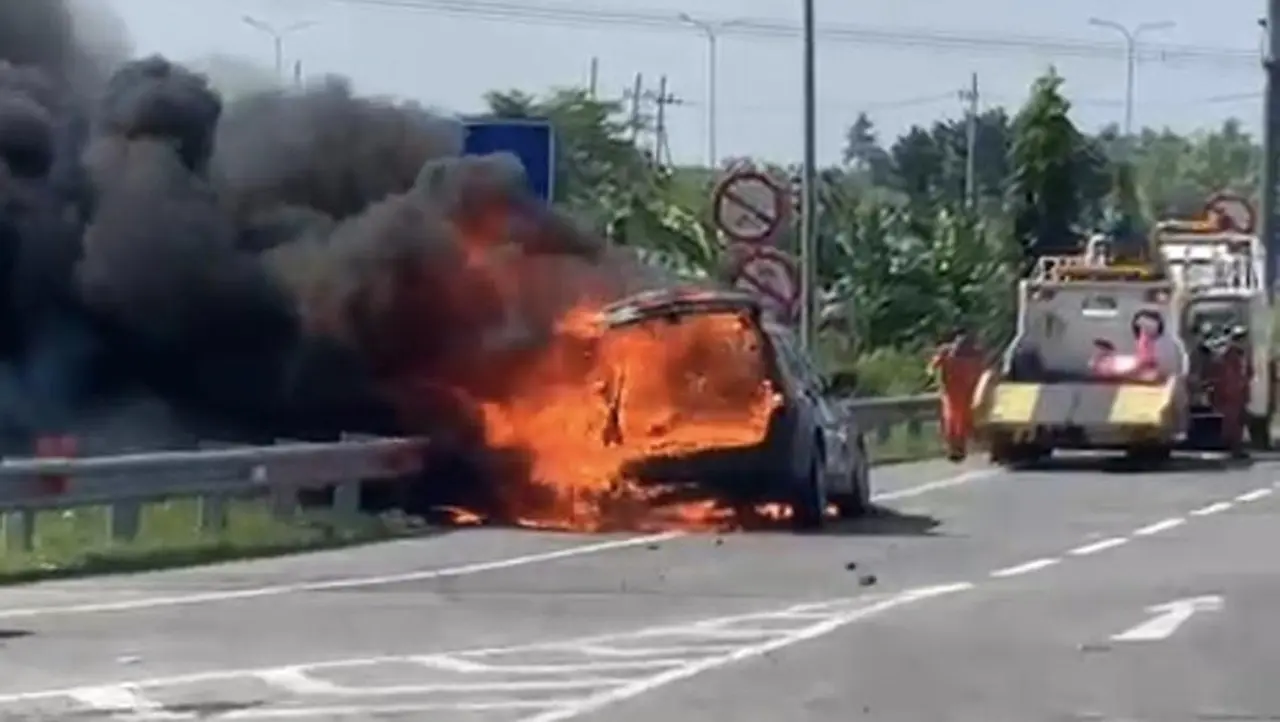 BMW X3 Terbakar Hebat di Tol Gresik, Kepulan Asap Disusul Ledakan