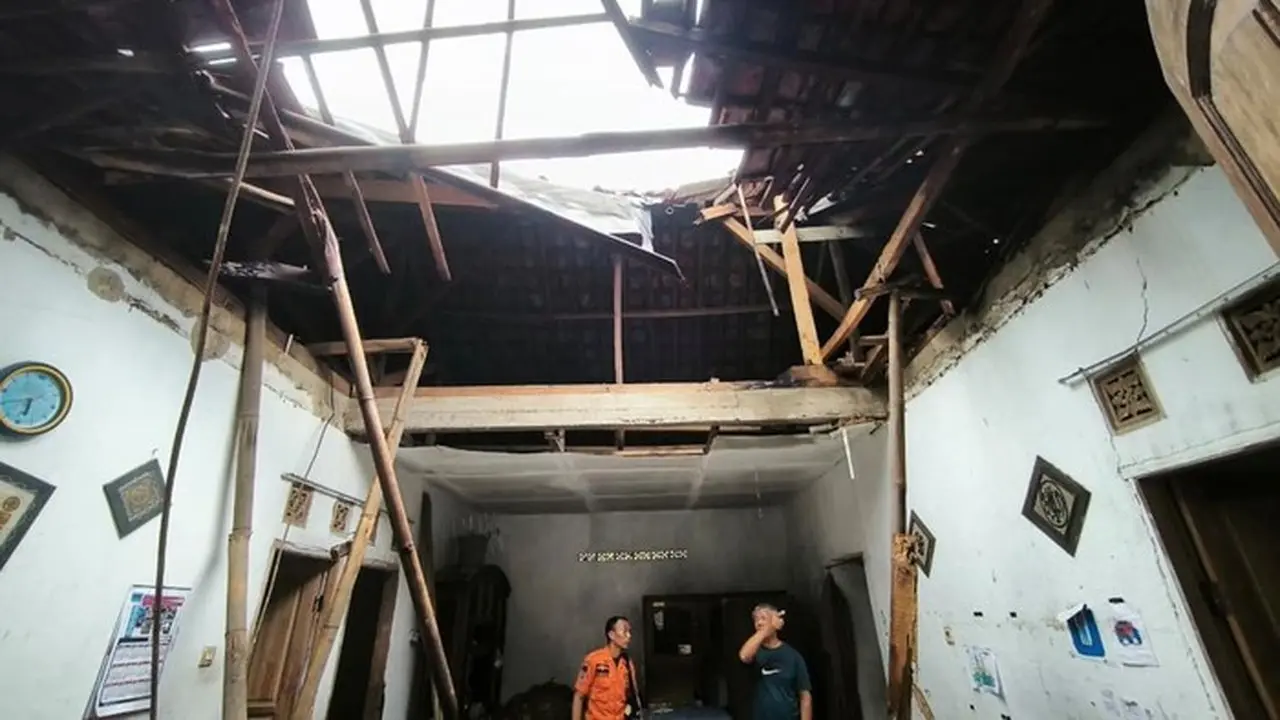 Angin Kencang Terjang Ciomas Bogor, Belasan Rumah Warga Rusak Parah