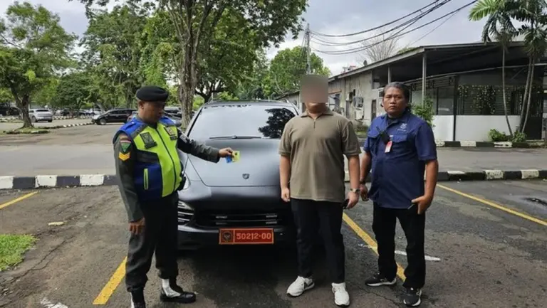 Pelat Dinas Kemhan Palsu di Porsche Cayenne Ternyata ‘Warisan’ dari Almarhum Ayah Pengemudi