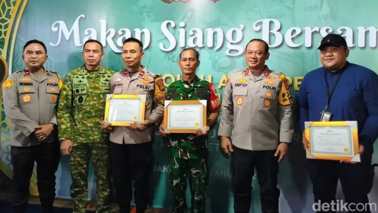 Kapolda Metro Jaya Apresiasi Bhabinkamtibmas Pendiri TPA di Srengseng Jakarta Barat Kapolda Metro Jaya Apresiasi Bhabinkamtibmas Pendiri TPA di Srengseng Jakarta Barat