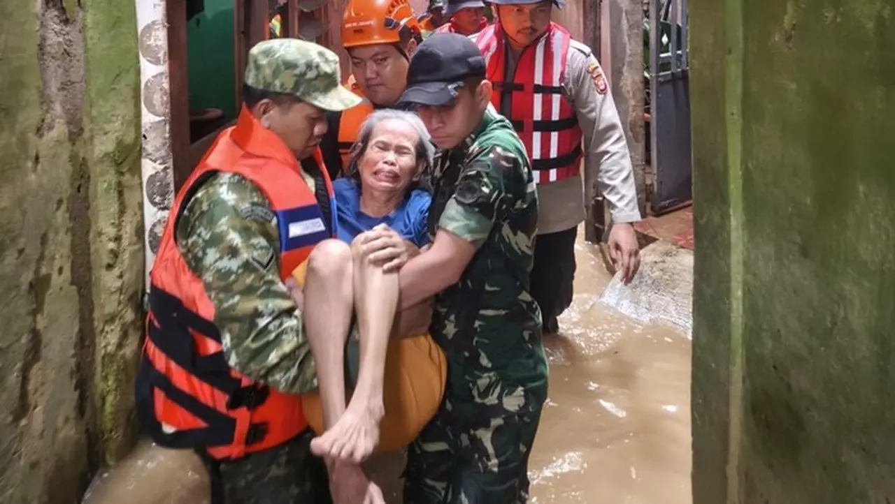 Banjir Kampung Melayu Belum Surut, Ratusan Warga Dievakuasi ke SDN 02