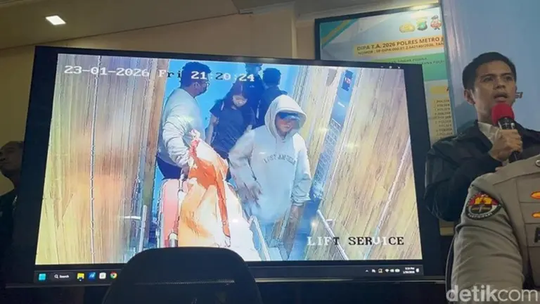 Reza Arap Sigap Bantu Evakuasi Jenazah Lula Lahfah, Dampingi Hingga RS Fatmawati Reza Arap Sigap Bantu Evakuasi Jenazah Lula Lahfah, Dampingi Hingga RS Fatmawati