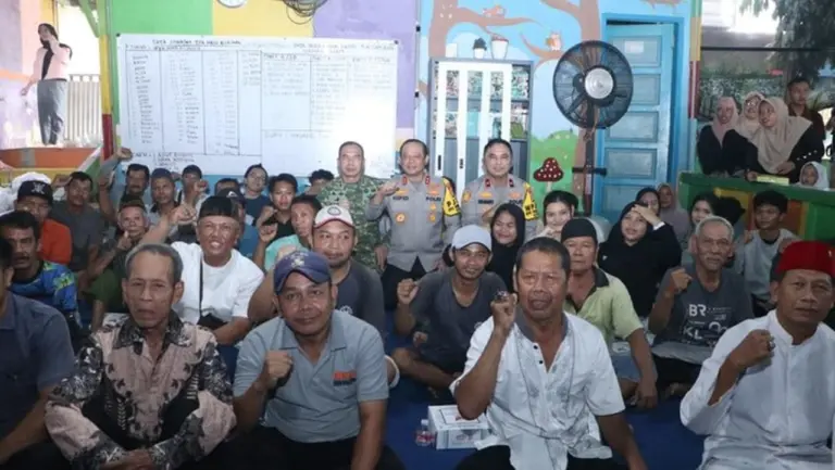 Kapolda Metro dan Pangdam Jaya Pererat Silaturahmi dengan Warga Srengseng, Komitmen ‘Jaga Jakarta’ Kapolda Metro dan Pangdam Jaya Pererat Silaturahmi dengan Warga Srengseng, Komitmen ‘Jaga Jakarta’