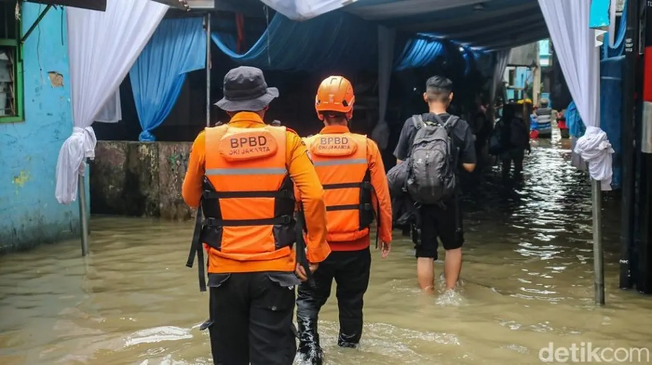 Banjir Jakarta: 29 RT Masih Terendam, Ribuan Warga Mengungsi Banjir Jakarta: 29 RT Masih Terendam, Ribuan Warga Mengungsi