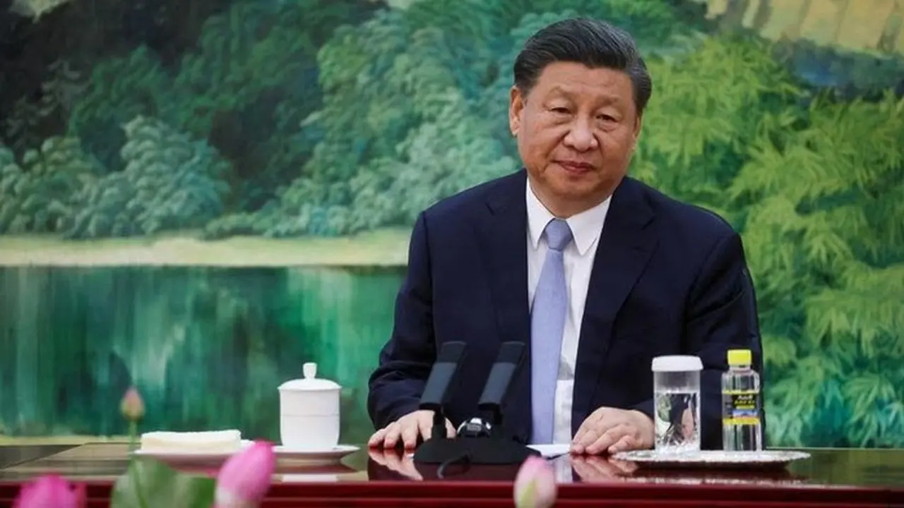 Xi Jinping Terima Bola Kemenangan MU dari PM Inggris Keir Starmer Xi Jinping Terima Bola Kemenangan MU dari PM Inggris Keir Starmer