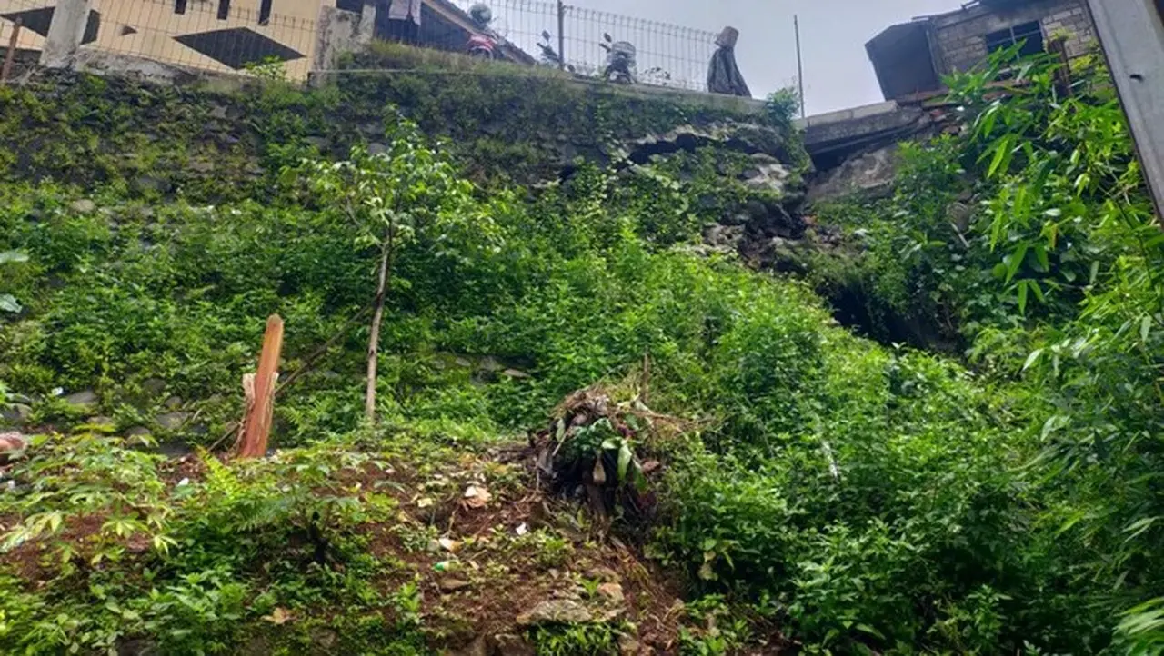 Tebing Citeureup Bogor Retak 20 Meter, 21 Rumah Warga Terancam Longsor Tebing Citeureup Bogor Retak 20 Meter, 21 Rumah Warga Terancam Longsor