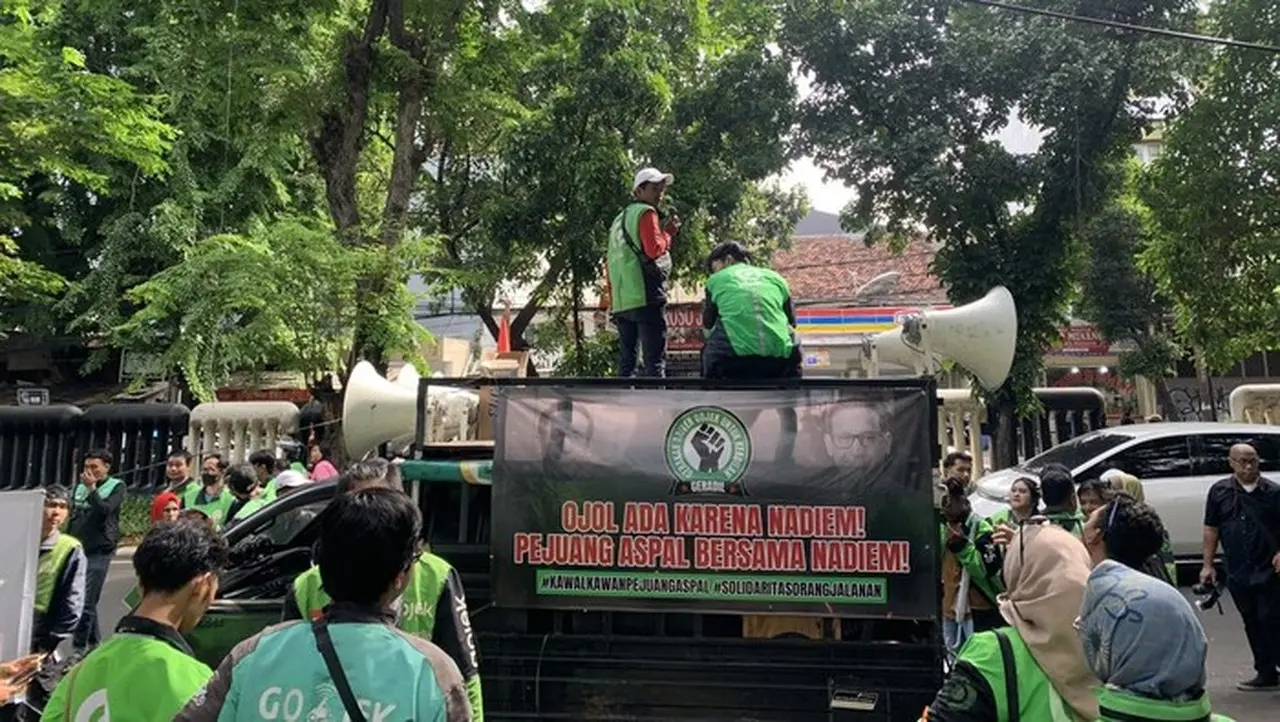 Driver Ojol Gelar Aksi Dukungan untuk Nadiem Makarim di PN Jakarta Pusat Jelang Sidang Dakwaan