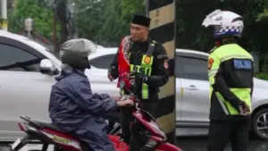 Polisi Lebak Bulus Edukasi Pengendara Lawan Arah dengan Pendekatan Religi