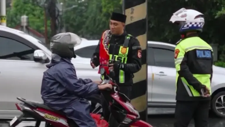 Polisi Lebak Bulus Edukasi Pengendara Lawan Arah dengan Pendekatan Religi Polisi Lebak Bulus Edukasi Pengendara Lawan Arah dengan Pendekatan Religi