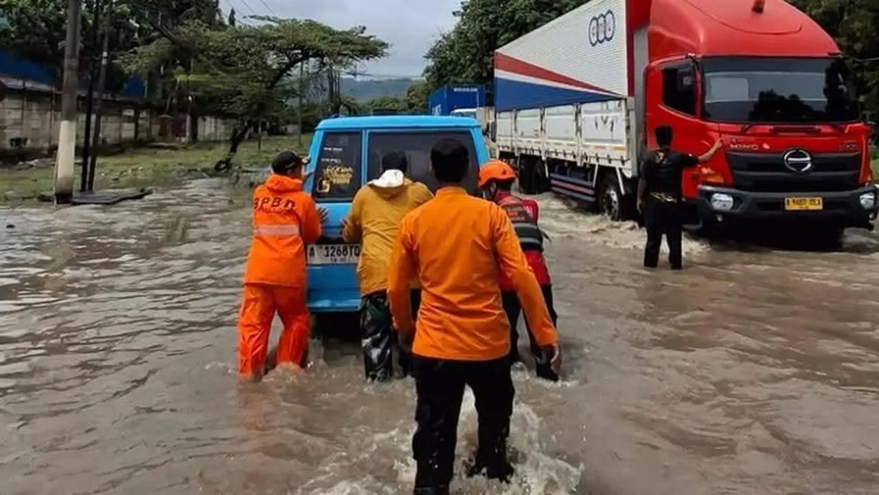 Banjir Cilegon Lumpuhkan Jalan Raya Anyer, Ketinggian Air Capai 1,2 Meter
