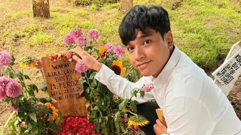 Ziarah ke Makam Lula Lahfah, Fadly Faisal Ungkap Perasaan Kehilangan yang Mendalam
