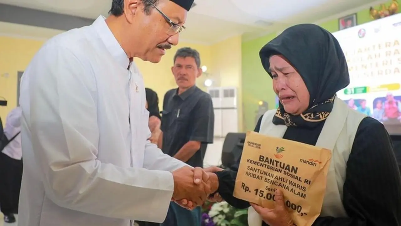 Mensos Gus Ipul Serahkan Santunan Rp15 Juta untuk Ahli Waris Korban Banjir Deli Serdang