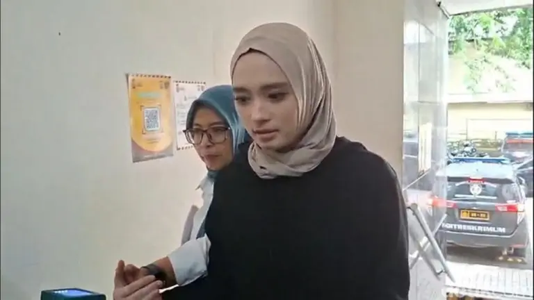 Inara Rusli Adukan Virgoun ke Komnas PA Atas Dugaan Bawa Paksa Anak Inara Rusli Adukan Virgoun ke Komnas PA Atas Dugaan Bawa Paksa Anak