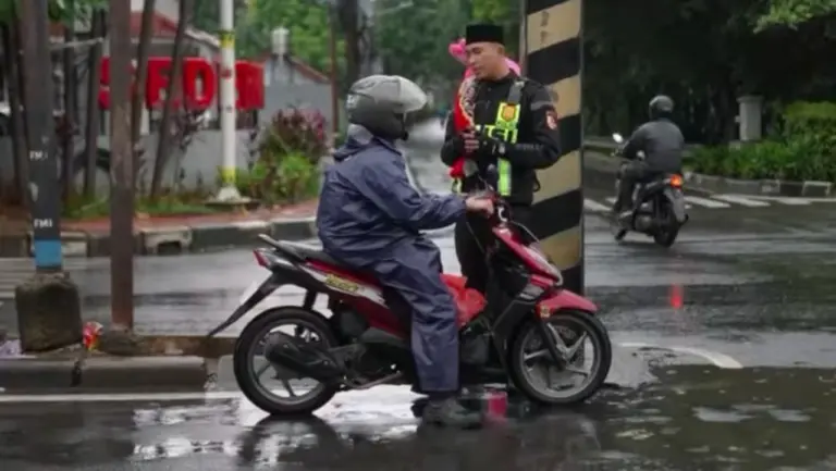 Polisi Lebak Bulus Coba Pendekatan Unik, dari Teguran hingga Religi, untuk Atasi Pemotor Lawan Arah Polisi Lebak Bulus Coba Pendekatan Unik, dari Teguran hingga Religi, untuk Atasi Pemotor Lawan Arah
