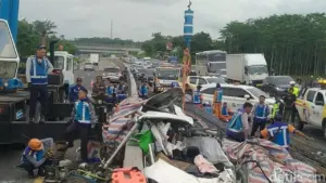 Kecelakaan Maut Tol Batang: Mobil Voxy dan Mercy Ringsek Tertimbun Muatan Besi Truk Trailer
