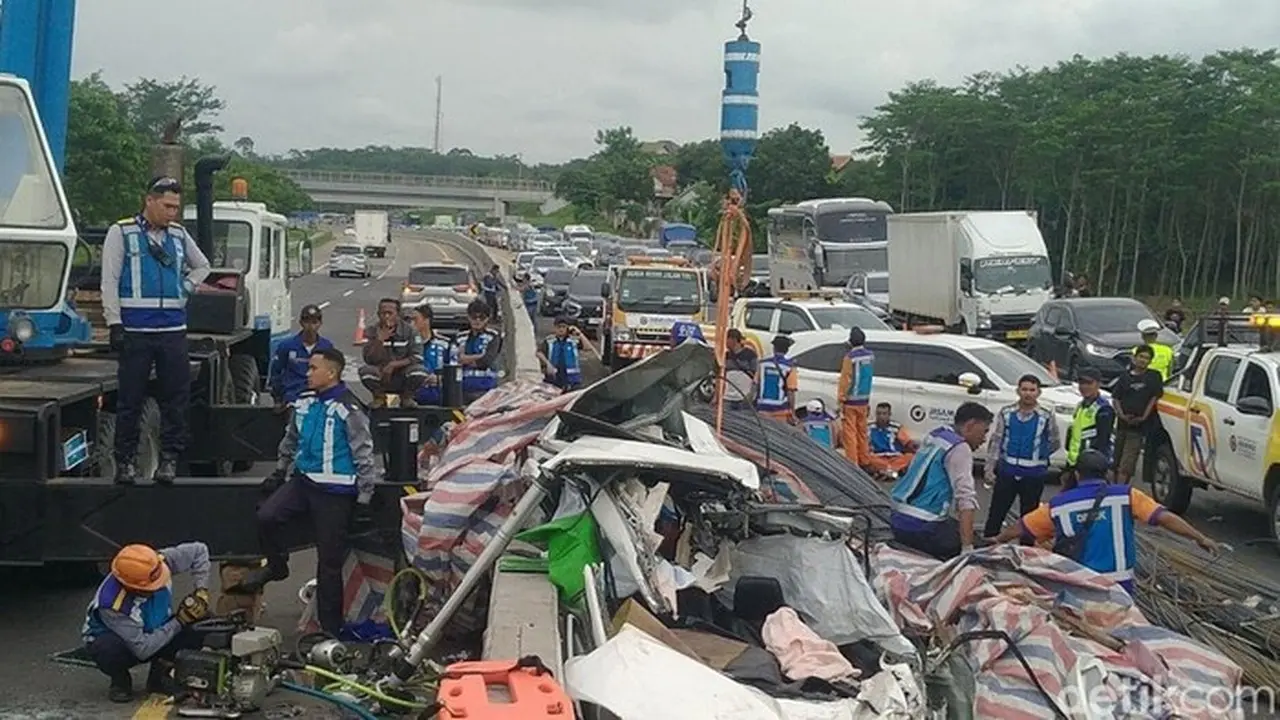 Kecelakaan Maut Tol Batang: Mobil Voxy dan Mercy Ringsek Tertimbun Muatan Besi Truk Trailer