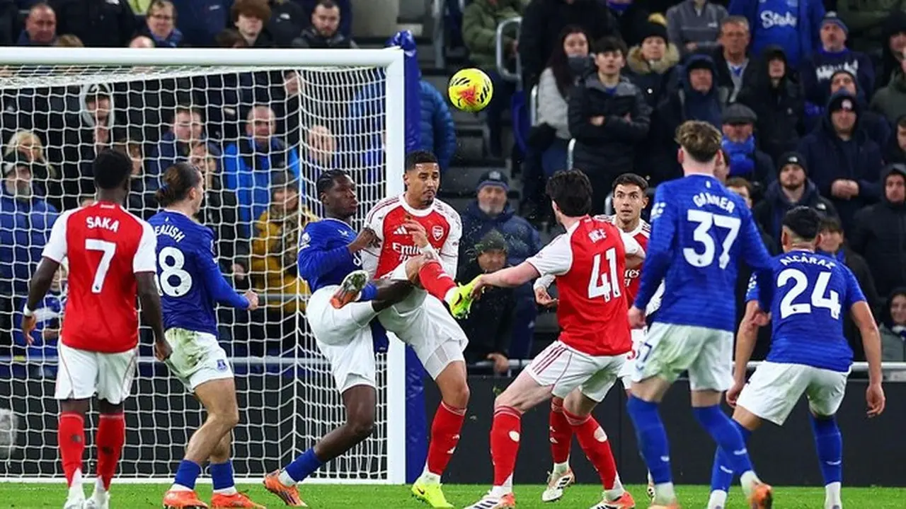 Kesalahan VAR Untungkan Arsenal dalam Kemenangan Kontroversial atas Everton Kesalahan VAR Untungkan Arsenal dalam Kemenangan Kontroversial atas Everton