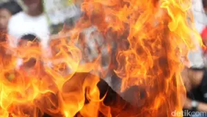 Bus Terbakar di Tol Japek Arah Bekasi, Lalin Padat 2 Km Bus Terbakar di Tol Japek Arah Bekasi, Lalin Padat 2 Km