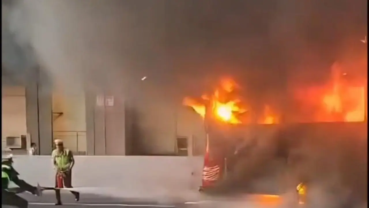 Bus Ziarah Terbakar di Tol Japek Arah Bekasi, 34 Penumpang Dievakuasi Selamat Bus Ziarah Terbakar di Tol Japek Arah Bekasi, 34 Penumpang Dievakuasi Selamat