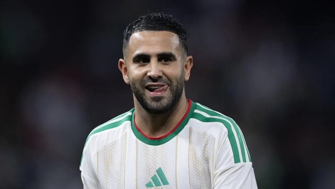 Riyad Mahrez Pamer Kerendahan Hati di Piala Afrika 2025: Main Bola dengan Bocil hingga Bantu Fans di Medsos