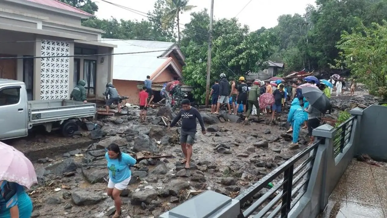 Banjir Bandang Sitaro: 13 Tewas, 18 Luka-luka, 3 Masih Hilang Akibat Curah Hujan Tinggi Banjir Bandang Sitaro: 13 Tewas, 18 Luka-luka, 3 Masih Hilang Akibat Curah Hujan Tinggi