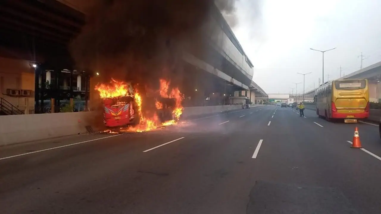 Bus Peziarah Tujuan Lampung Terbakar di Tol Cikampek Akibat Korsleting Sound System Bus Peziarah Tujuan Lampung Terbakar di Tol Cikampek Akibat Korsleting Sound System