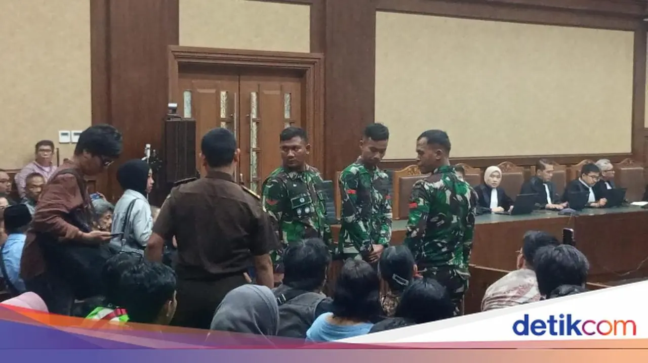 Hakim Heran Tiga Prajurit TNI Berdiri di Sidang Nadiem, Ini Penjelasan Resmi TNI