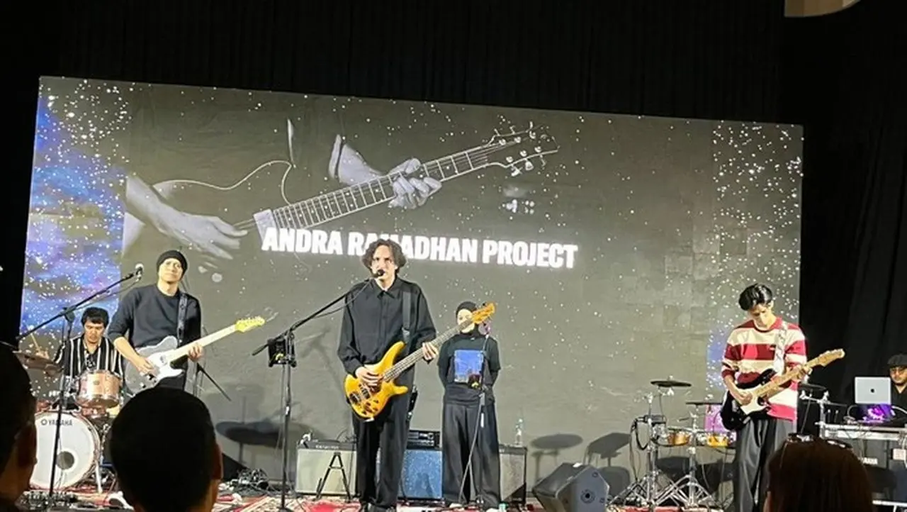 Andra Ramadhan Ungkap Rahasia Gitar Helix untuk Performa Panggung Andal Andra Ramadhan Ungkap Rahasia Gitar Helix untuk Performa Panggung Andal