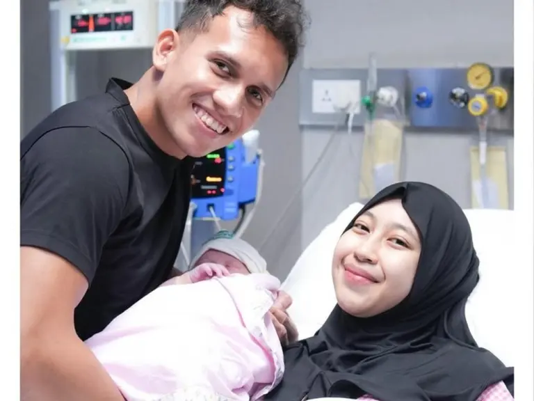 Adiba Khanza dan Egy Maulana Vikri Terapkan Aturan Ketat Penggunaan Gawai untuk Anak Adiba Khanza dan Egy Maulana Vikri Terapkan Aturan Ketat Penggunaan Gawai untuk Anak