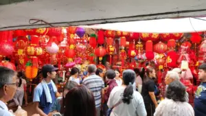 Jelang Imlek 2026, Glodok Pancoran Diserbu Warga, Pedagang Angpau dan Lampion Raup Cuan