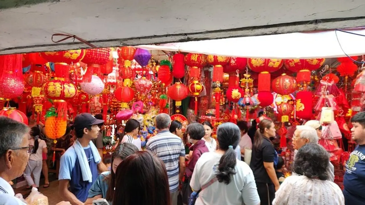 Jelang Imlek 2026, Glodok Pancoran Diserbu Warga, Pedagang Angpau dan Lampion Raup Cuan