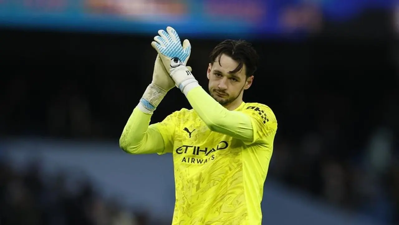 James Trafford Buktikan Kesiapan Saat Manchester City Singkirkan Salford di Piala FA James Trafford Buktikan Kesiapan Saat Manchester City Singkirkan Salford di Piala FA