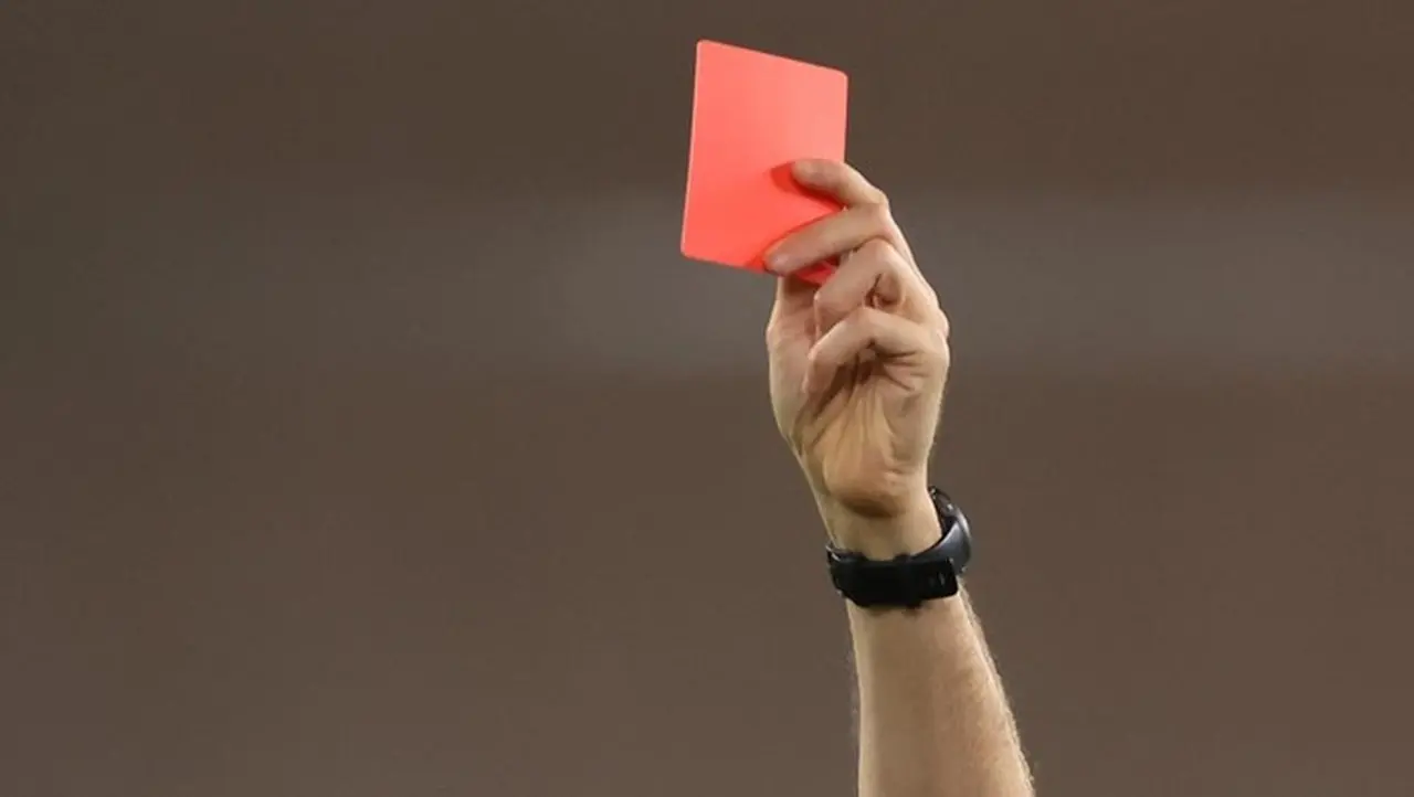 Kartu Merah Kontroversial Kembali Warnai Serie A, Kali Ini Menimpa Hellas Verona Kartu Merah Kontroversial Kembali Warnai Serie A, Kali Ini Menimpa Hellas Verona