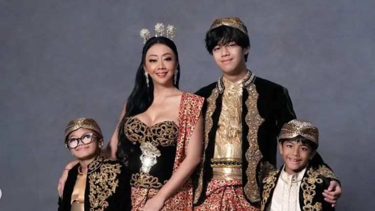 Asri Welas Fokus Tanggung Jawab Penuh untuk Tiga Anaknya Pasca-Perceraian Asri Welas Fokus Tanggung Jawab Penuh untuk Tiga Anaknya Pasca-Perceraian